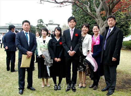 조량이학생(왼쪽에서 3번째)과 김장래학생(4번째)와 그들의 가족        