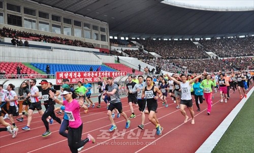 태양절경축 마라손애호가들의 달리기경기(사진 김리영기자)
