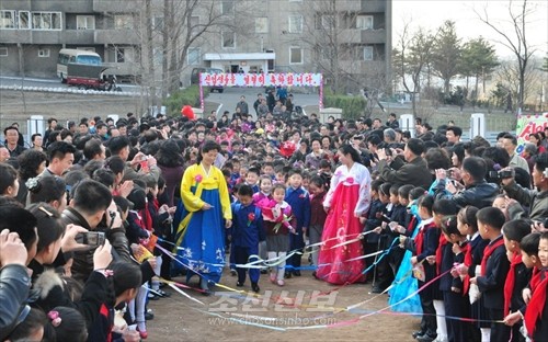 축복속에 소학교운동장에 입장하는 신입생들(사진 김리영기자)