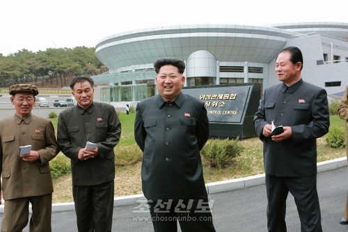 김정은원수님께서 새로 건설한 위성관제종합지휘소를 찾으시였다. (조선중앙통신)