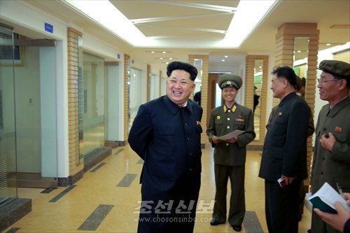 김정은원수님께서 새로 건설한 국가우주개발국 위성관제종합지휘소를 현지지도하시였다.(조선중앙통신)