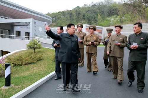 김정은원수님께서 새로 건설한 국가우주개발국 위성관제종합지휘소를 현지지도하시였다.(조선중앙통신)