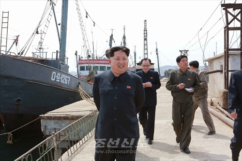김정은원수님께서 신포원양수산련합기업소를 현지지도하시였다.(조선중앙통신)