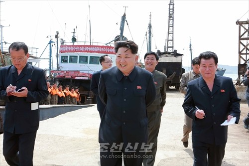 김정은원수님께서 신포원양수산련합기업소를 현지지도하시였다.(조선중앙통신)