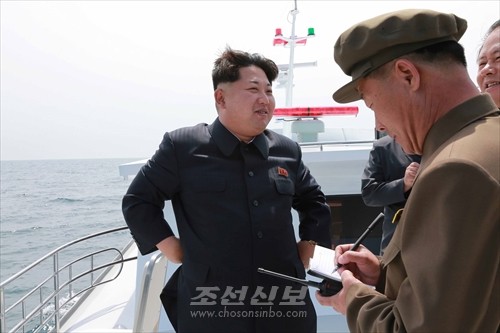 김정은원수님께서 전략잠수함 탄도탄수중시험발사를 보시였다.(조선중앙통신)