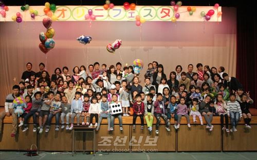 녀성동맹 히로시마현본부가 주최하는 어린이페스타에는 256명이 참가하였다.