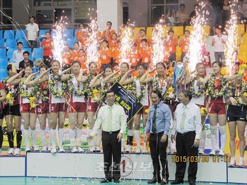 제9차 VTV-빈 디엔컵국제녀자배구경기대회 시상식에 참가한 조선녀자배구선수들 