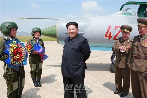 김정은원수님께서 녀성초음속전투기비행사 조금향, 림설동무들의 비행훈련을 보시였다.(조선중앙통신)