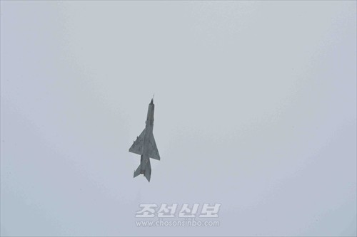 김정은원수님께서 녀성초음속전투기비행사 조금향, 림설동무들의 비행훈련을 보시였다.(조선중앙통신)