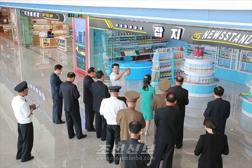 김정은원수님께서 완공된 평양국제비행장 항공역사를 현지지도하시였다.(조선중앙통신)