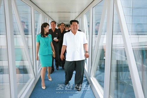 김정은원수님께서 완공된 평양국제비행장 항공역사를 현지지도하시였다.(조선중앙통신)