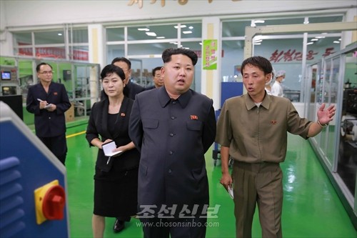 김정은원수님께서 락랑위생용품공장을 현지지도하시였다.(조선중앙통신)