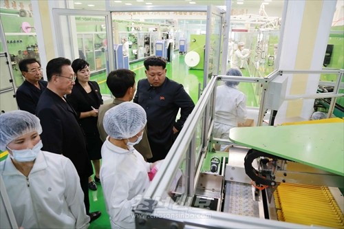 김정은원수님께서 락랑위생용품공장을 현지지도하시였다.(조선중앙통신)