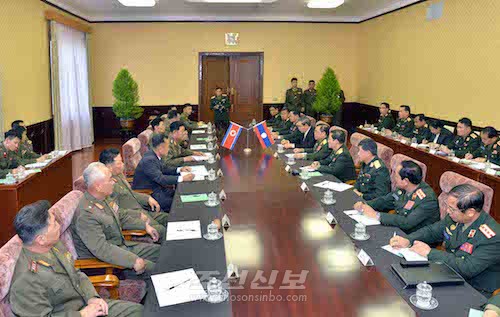 조선군사대표단과 라오스고위건사대표단의 회담이 평양에서 진행되였다.(조선중앙통신)