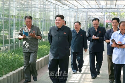 김정은원수님께서 평양남새과학연구소를 현지지도하시였다.(조선중앙통신)