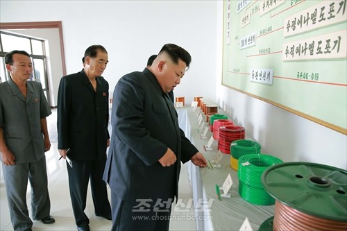 김정은원수님께서 김종태전기기관차련합기업소를 현지지도하시였다.(조선중앙통신)