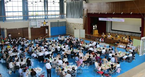 《총련결성 60돐경축 군마동포축하모임》에는 동포들과 일본인사들 252명이 참가하였다. 