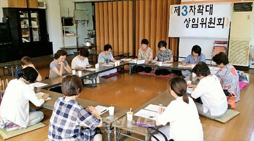 김정은원수님의 강령적서한을 관철하기 위한 녀성동맹 군마현본부 확대상임위원회가 7월 15일 진행되였다.