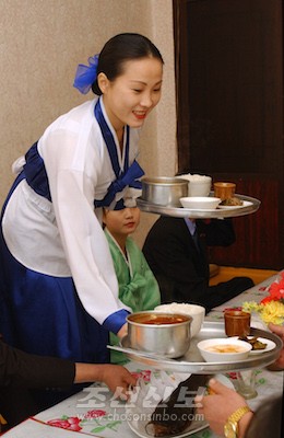 평양시내 식당들에서도 메기탕을 비롯한 료리를 봉사하고있다.(조선신보)