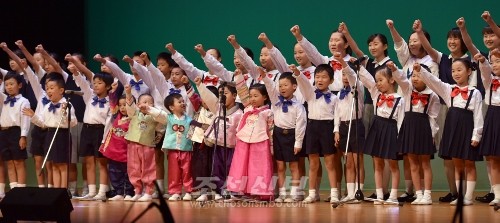 공연에 앞서 미나미오사까초급 재학생들과 졸업생들이 교가를 부르고 학교를 빛내여나갈 결의를 웨쳤