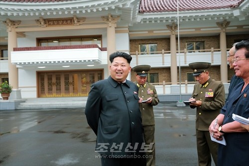 김정은원수님께서 새로 건설한 평양양로원을 현지지도하시였다.(조선중앙통신)