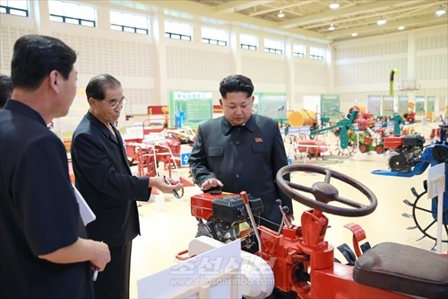 김정은원수님께서 농기계전시장을 돌아보시였다.(조선중앙통신)