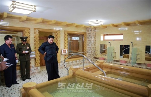 김정은원수님께서 새로 건설한 평양양로원을 현지지도하시였다.(조선중앙통신)