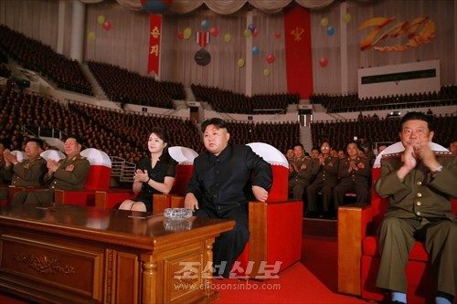 김정은원수님께서 인민군장병들과 함께 위대한 조국해방전쟁승리 62돐경축 공훈국가합창단공연을 관람하시였다.(조선중앙통신)