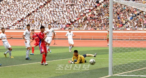 5월 1일 경기장에서 진행된 국제축구경기대회(조선중앙통신)