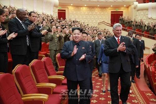 김정은원수님께서 꾸바공화국 국가대표단을 환영하는 모란봉악단과 공훈국가합창단의 축하공연을 관람하시였다. (조선중앙통신)