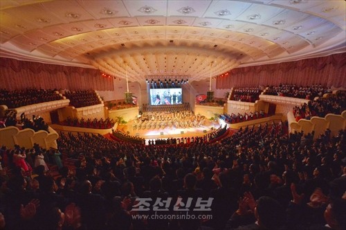 김정은원수님께서 꾸바공화국 국가대표단을 환영하는 모란봉악단과 공훈국가합창단의 축하공연을 관람하시였다. (조선중앙통신)