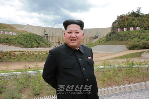 김정은원수님께서 완공을 앞둔 백두산영웅청년발전소건설장을 현지지도하시였다.(조선중앙통신)