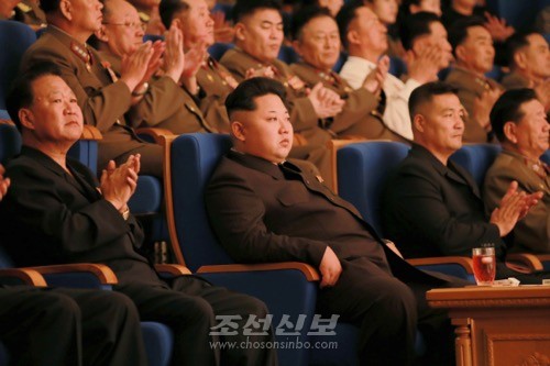 김정은원수님께서 청년중앙예술선전대공연《태양을 따르는 청춘의 노래》를 관람하시였다.(조선중앙통신)
