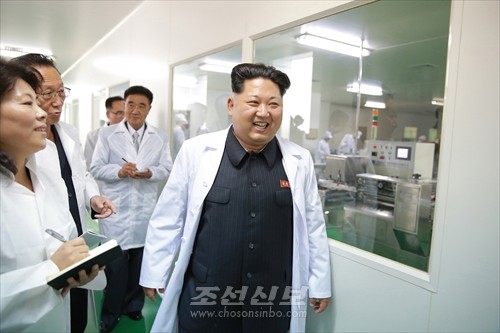 김정은원수님께서 정성제약종합공장을 현지지도하시였다.(조선중앙통신)