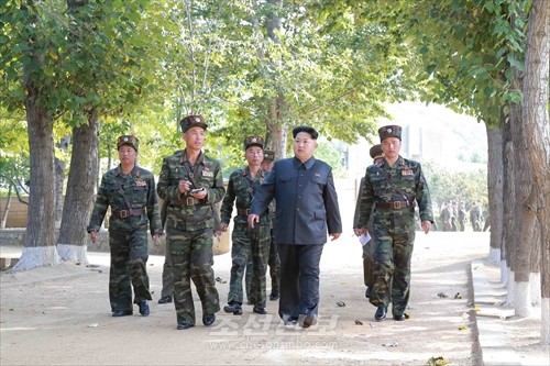 김정은원수님께서 조선인민군 제350군부대를 시찰하시였다.(조선중앙통신)