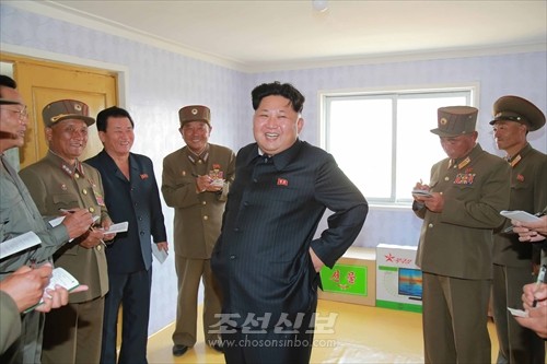 김정은원수님께서 사회주의선경마을로 훌륭히 일떠선 라선시 선봉지구 백학동을 돌아보시였다.(조선중앙통신)