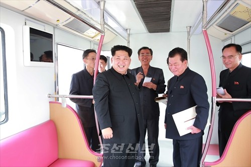 김정은원수님께서 김종태전기기관차련합기업소에서 새로 만든 지하전동차를 보시였다.(조선중앙통신)