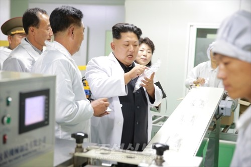 김정은원수님께서 정성제약종합공장을 현지지도하시였다.(조선중앙통신)