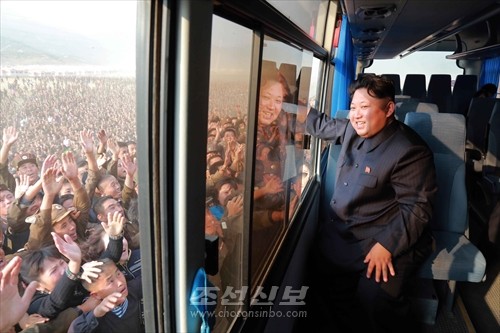 김정은원수님께서 사회주의선경마을로 훌륭히 일떠선 라선시 선봉지구 백학동을 돌아보시였다.(조선중앙통신)