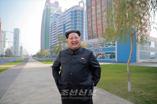 김정은원수님께서 사회주의문명국의 체모에 맞게 훌륭히 완공된 미래과학자거리를 돌아보시였다.(조선중앙통신)
