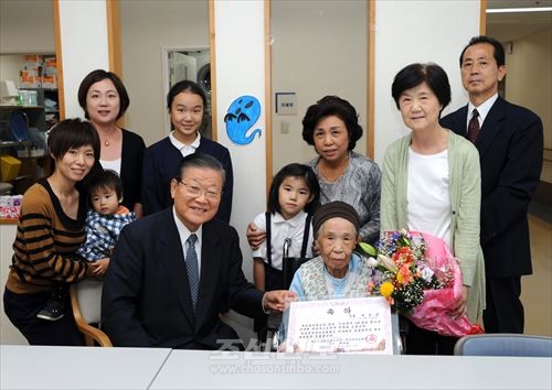 총련중앙 허종만의장이 100살동포 리순선씨와 가족, 관계자들과 함께 기념사진을 찍었다.