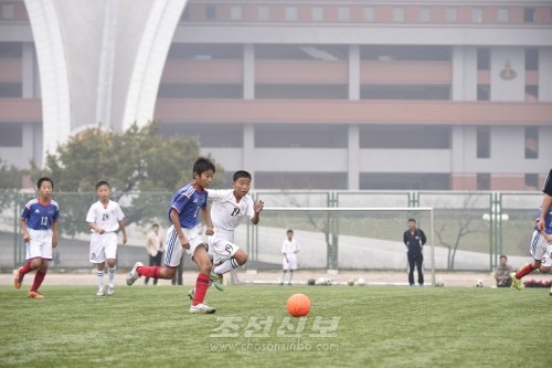 도꾜제1초중급학교 학생들과 평양국제축구학교 학생들의 경기(사진 김지영기자)