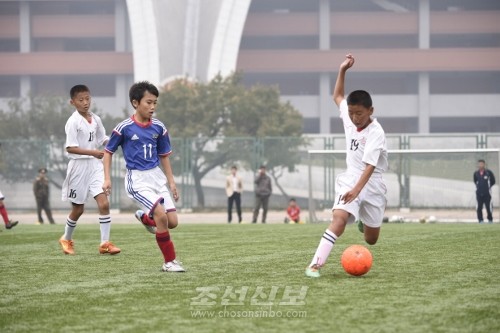 도꾜제1초중급학교 학생들과 평양국제축구학교 학생들의 경기(사진 김지영기자)