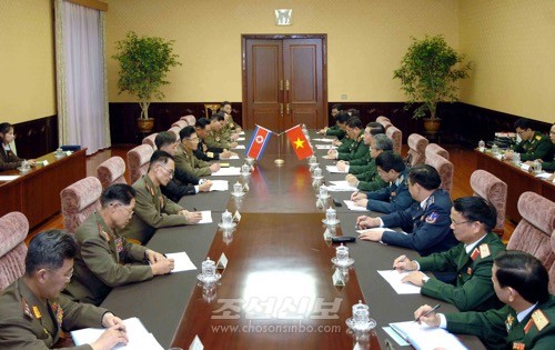 조선인민군 정치일군대표단과 윁남인민군 정치일군대표단의 회담이 20일 평양에서 진행되였다.(조선중앙통신)