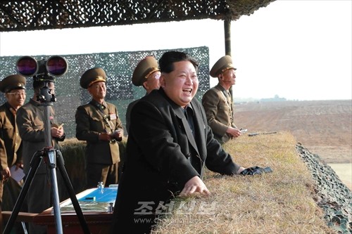 김정은원수님께서 조선인민군 서부전선 반항공부대들의 고사로케트사격훈련을 보시였다.(조선중앙통신)