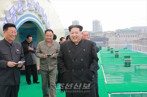 김정은원수님께서 대동강에 새로 설치한 이동식그물우리양어장을 현지지도하시였다.(조선중앙통신)
