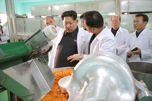 김정은원수님께서 우리 식 현대화의 본보기공장으로 전변된 평양어린이식료품공장을 현지지도하시였다.(조선중앙통신)