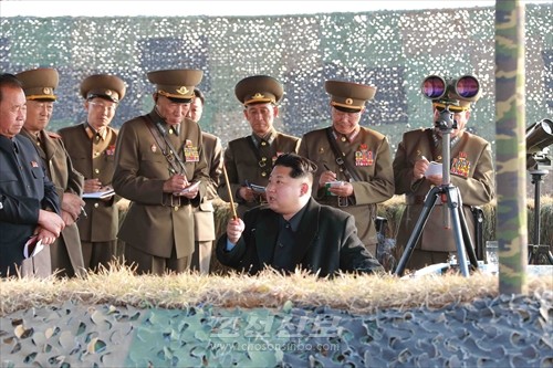 김정은원수님께서 조선인민군 서부전선 반항공부대들의 고사로케트사격훈련을 보시였다.(조선중앙통신)