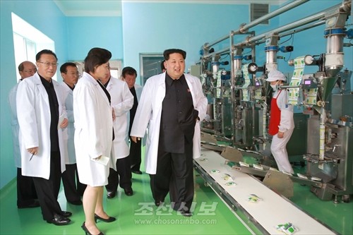 김정은원수님께서 우리 식 현대화의 본보기공장으로 전변된 평양어린이식료품공장을 현지지도하시였다.(조선중앙통신)