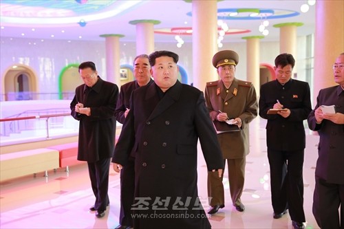 김정은원수님께서 새로 개건된 만경대학생소년궁전을 돌아보시였다.(조선중앙통신)